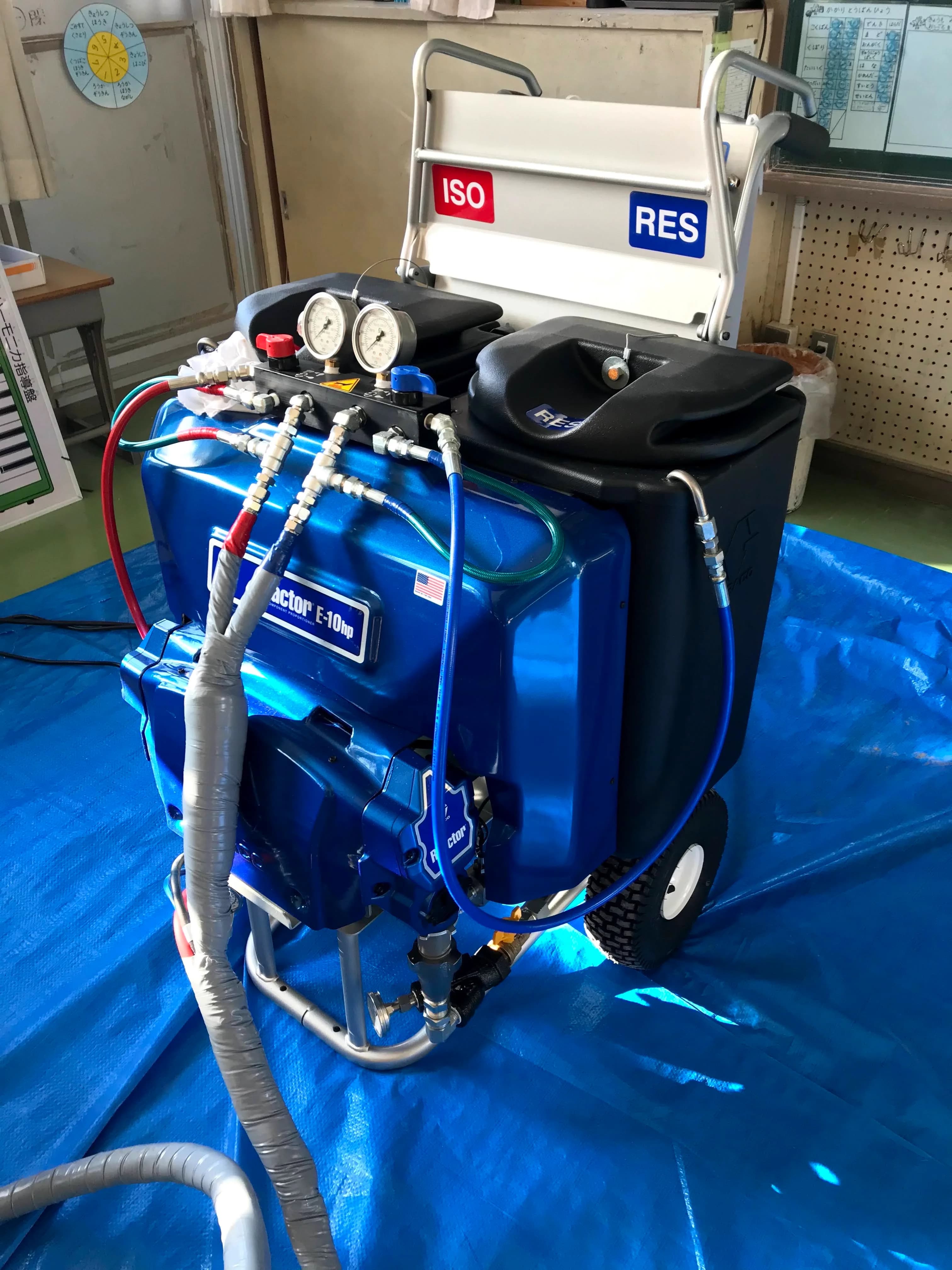 スプレー防水施工に使用する機械
